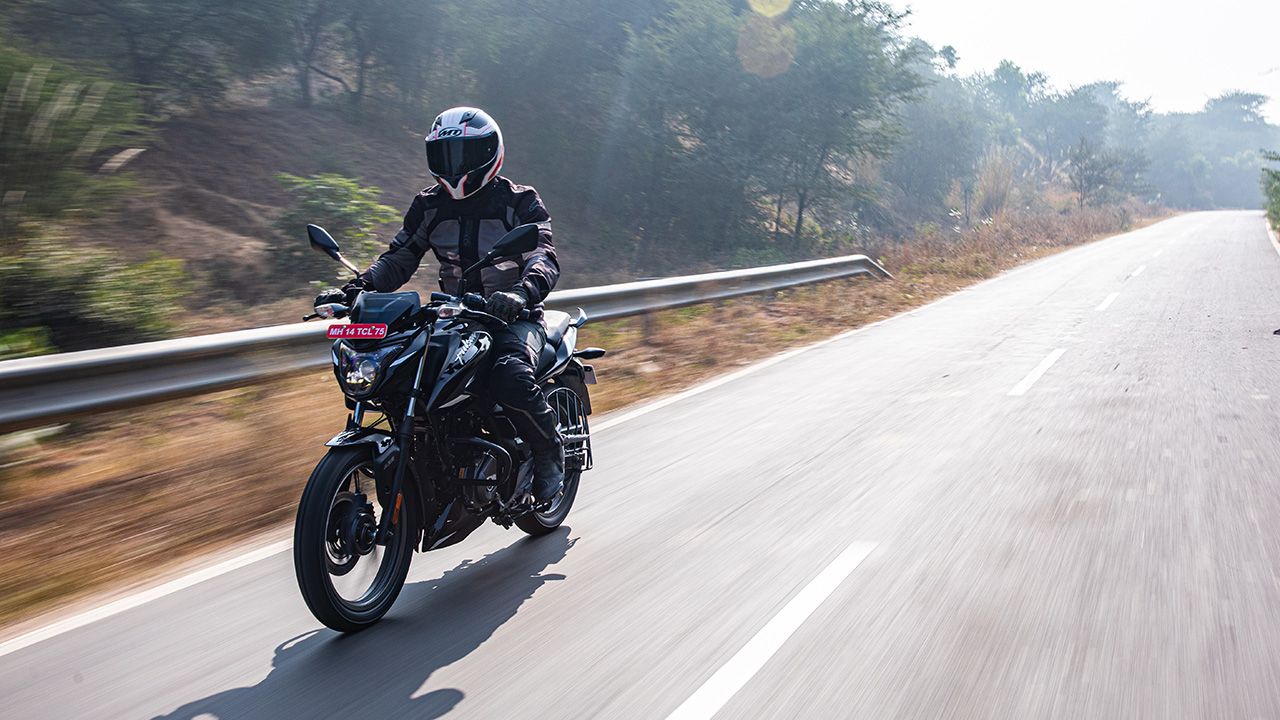 Bajaj Pulsar 150 Front Three Quarter Motion 2 