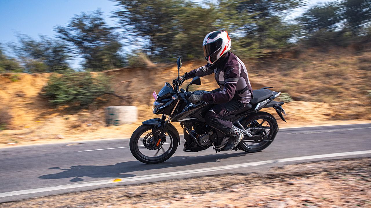 Bajaj Pulsar 150 Side Profile Motion 2 