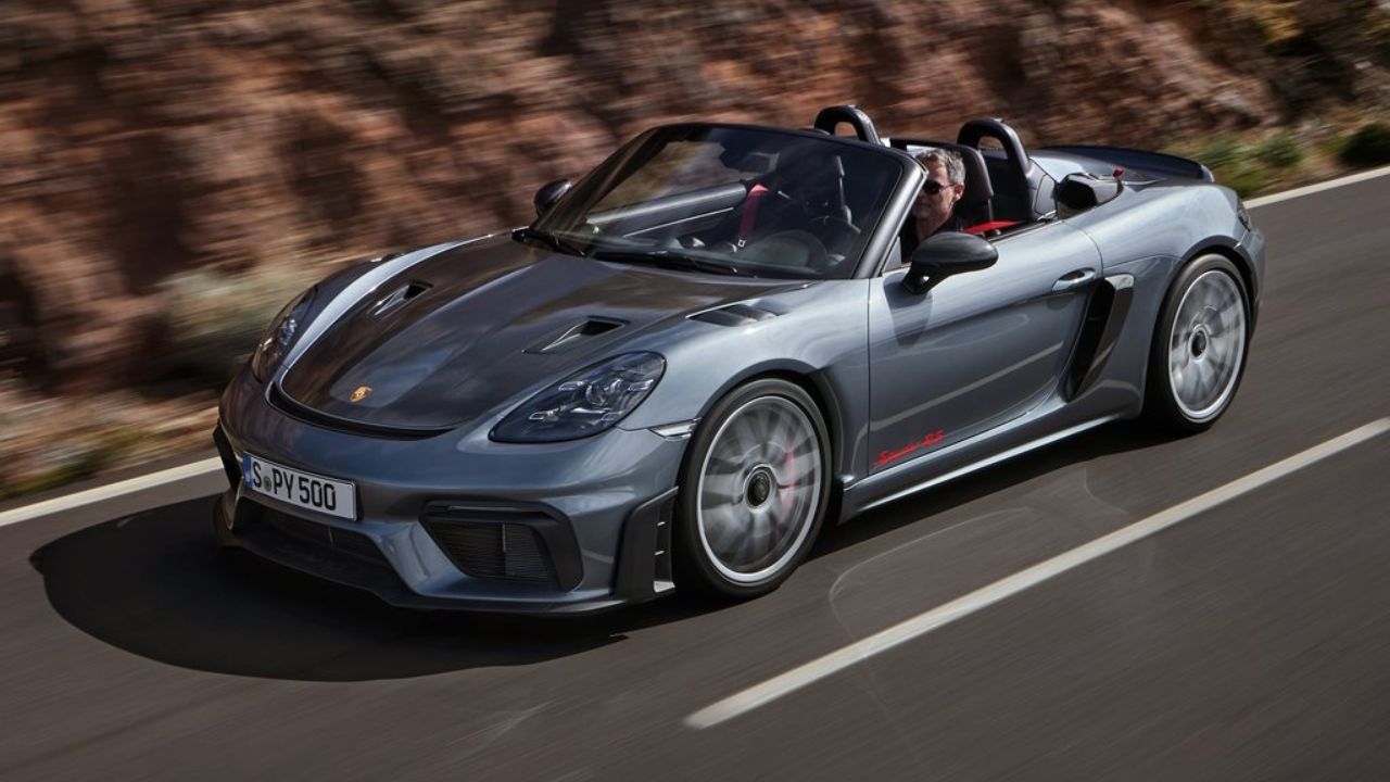 Porsche 718 Spyder RS Side Angle