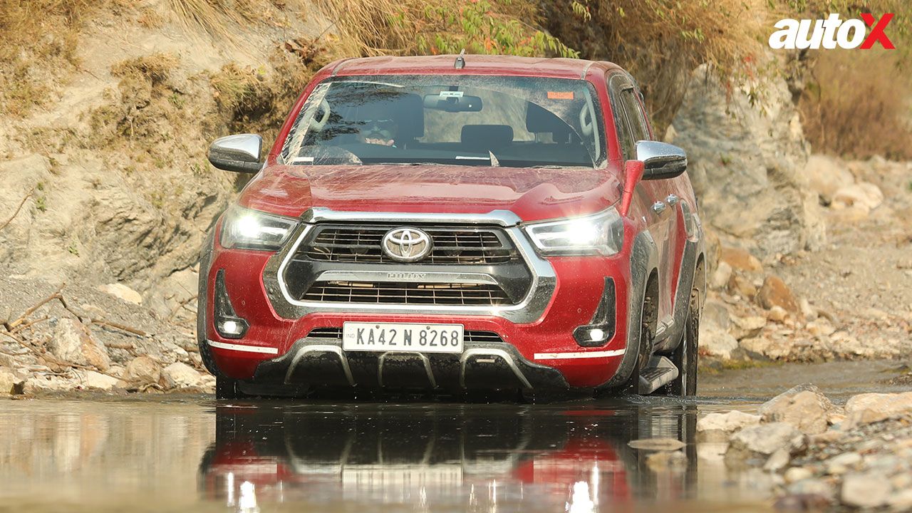 Toyota Hilux Front View 3 