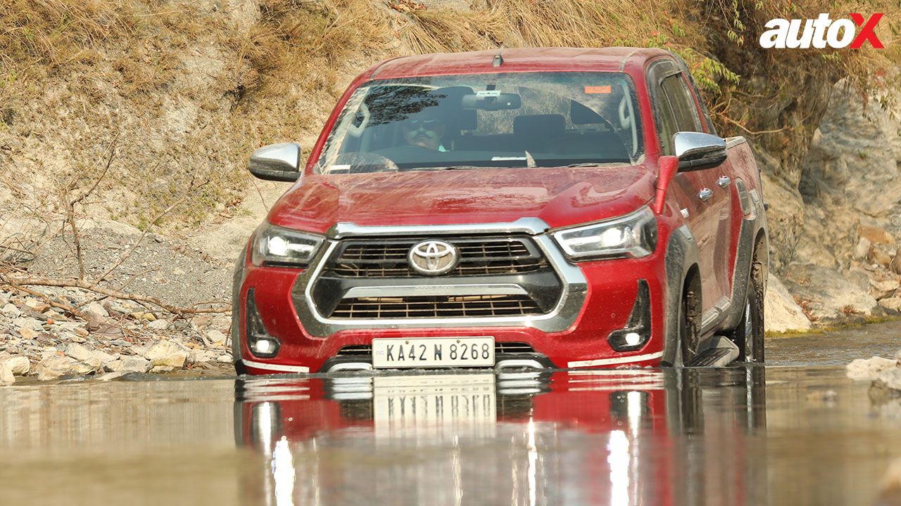 Toyota Hilux Front View 4 