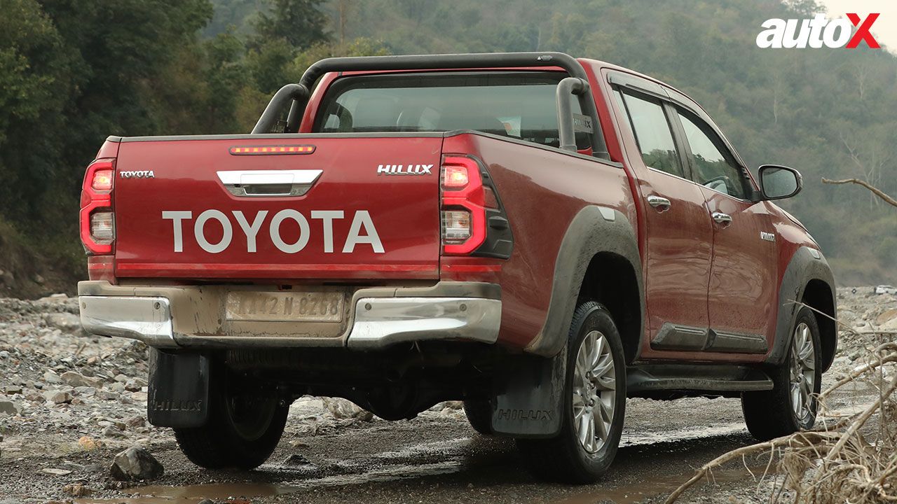 Toyota Hilux Right Rear Three Quarter 2 