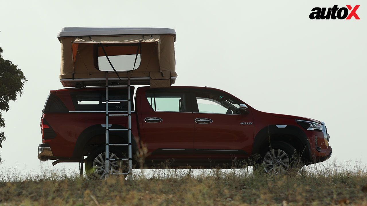 Toyota Hilux Side View