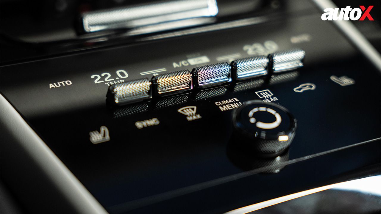 2023 Porsche Cayenne controls