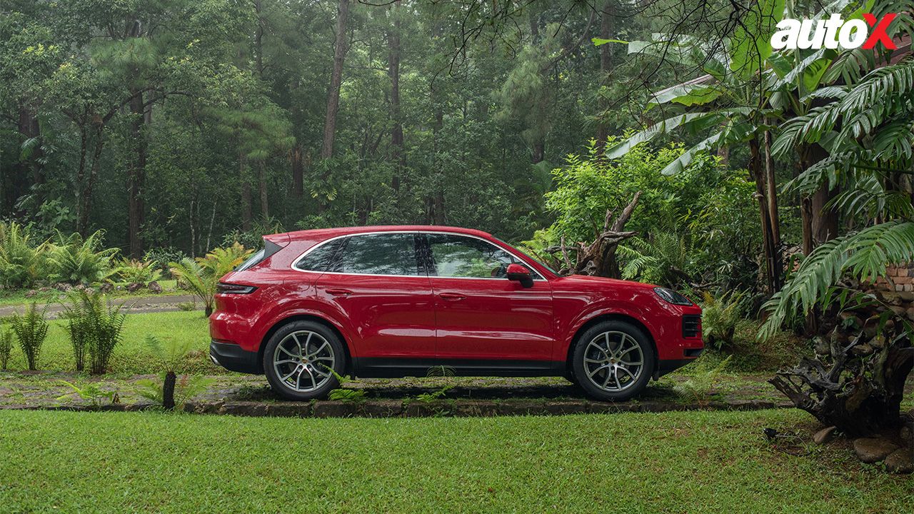 2023 Porsche Cayenne side angle