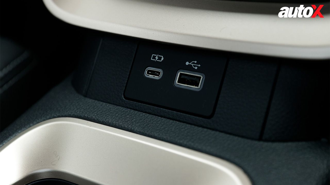 Maruti Suzuki Invicto USB Port