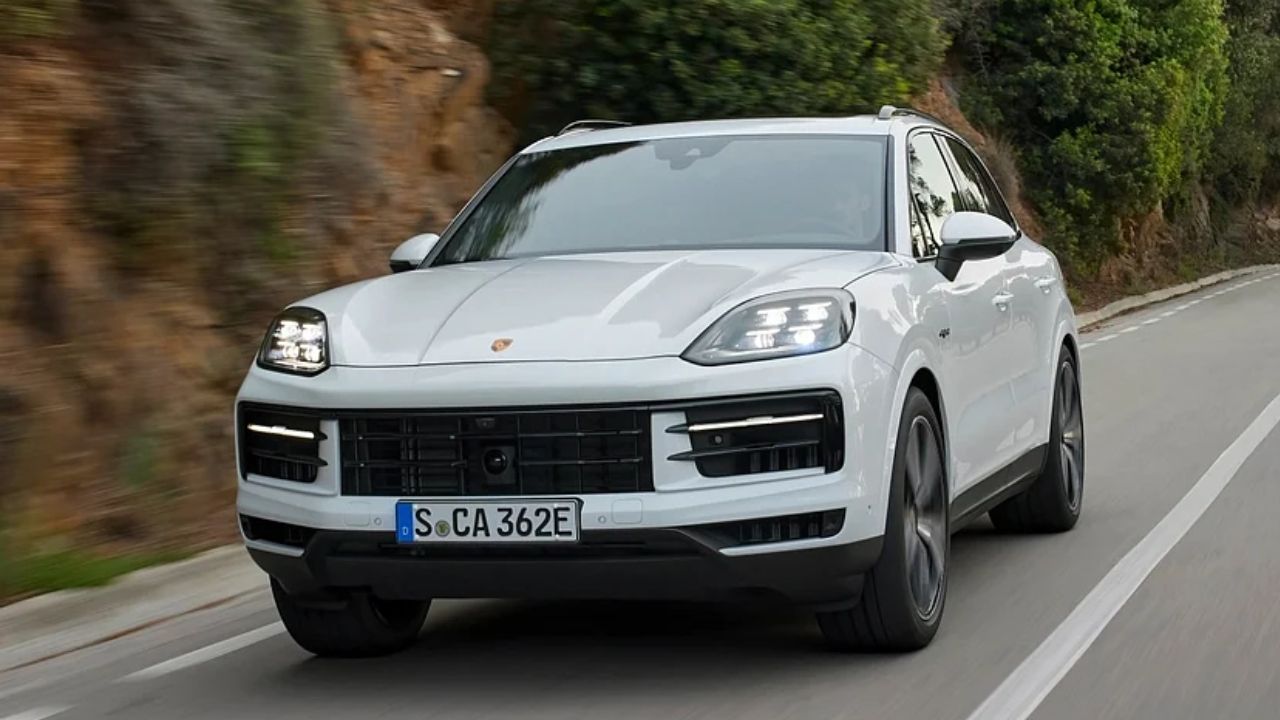 2024 Porsche Cayenne S E Hybrid Front Quarter