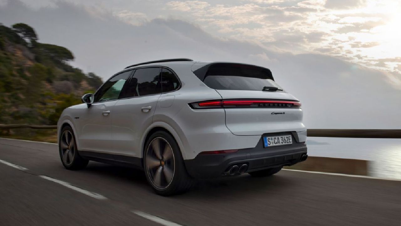 2024 Porsche Cayenne S E Hybrid Rear Quarter