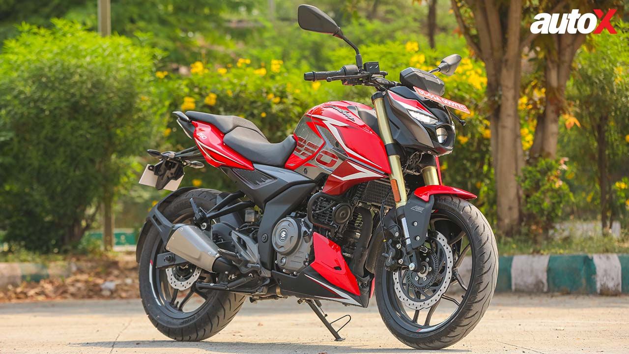 Bajaj Pulsar N250 Right Front Three Quarter