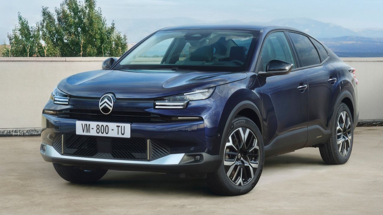 2025 Citroen C4 X Front and Side View