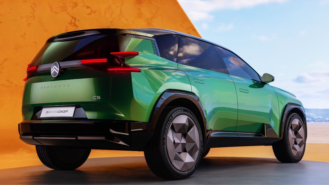 Citroen C5 Aircross Concept Rear and Side View