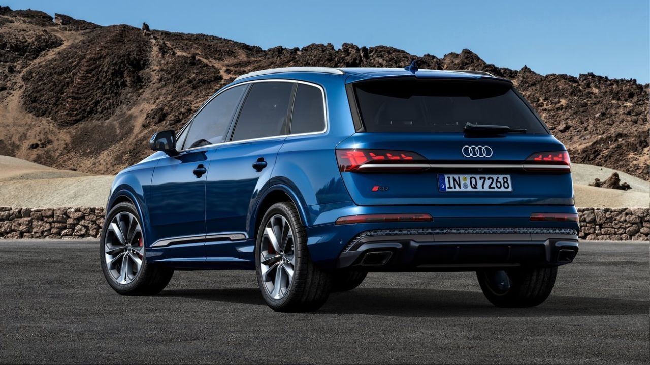 Audi Q7 Facelift Rear and Side View